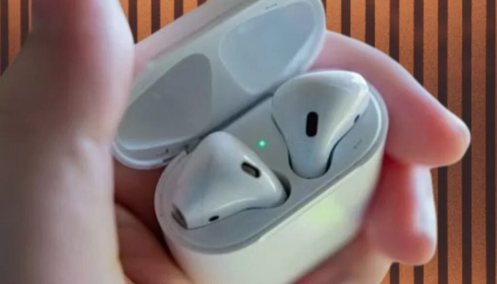 AirPods Flashing Green