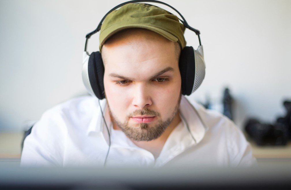 Is It Rude To Shop With Headphones In